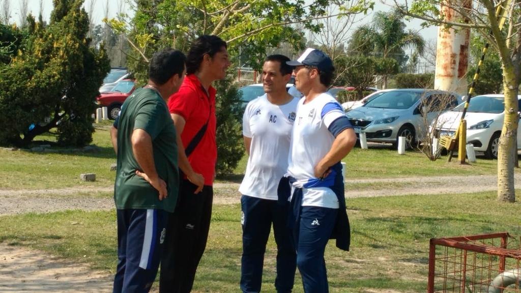 Con muy buen ánimo y visitas incluidas, el Lobo se entrenó pensando en el Tatengue