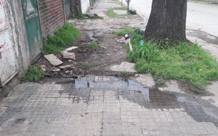Quejas por desbordes cloacales en 41 entre 120 y 121