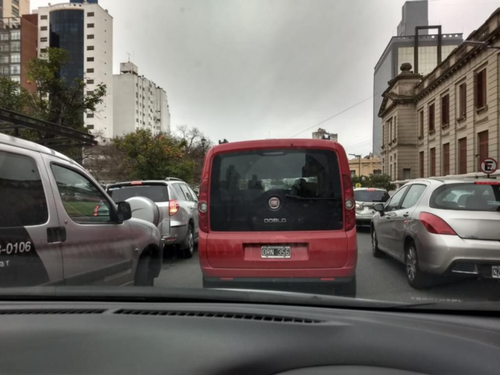 La epidemia de la doble fila frente a las escuelas, sin cura