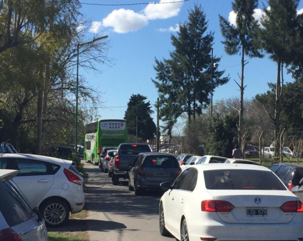 Reclamos vecinales por el caos vial en la calle 493 de Gonnet