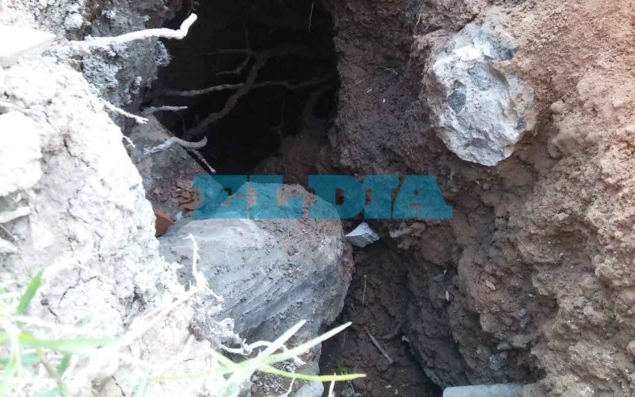 Convive con un profundo pozo en la puerta de su casa