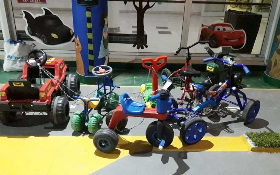 Batialegría: Batman restauró la "Mini Ciudad Gótica"  y lanzó una convocatoria de guardianes