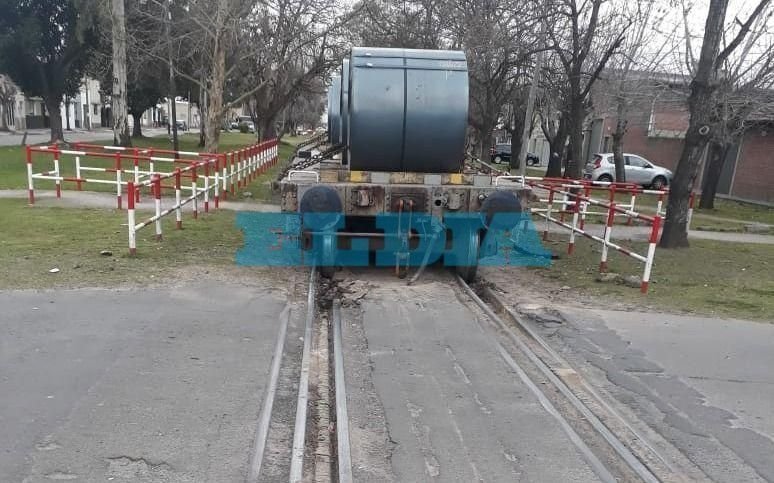 Volvió a descarrillar el tren de cargas en Tolosa: es la tercera vez en menos de un mes