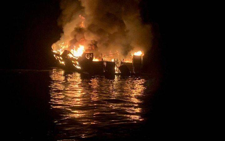 Al menos 8 muertos y 26 desaparecidos tras el incendio de un barco en California