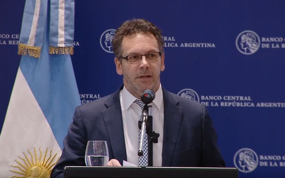 Sandleris precisó que el sistema financiero está sólido y que las medidas apuntan a proteger ahorristas