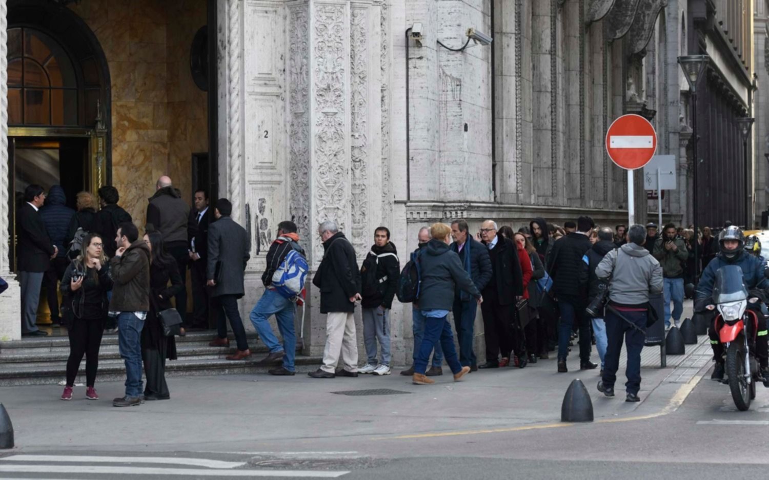 ¿Qué bancos extendienden sus horarios de atención a los clientes?