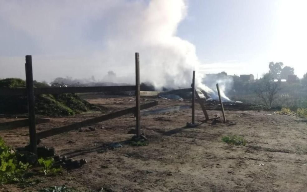 Vecinos retoman las quejas por la quema de basura en la cantera de 19 y 85