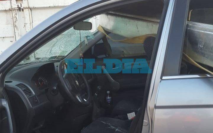 Impactó contra un camión y de milagro no resultó herido por su carga