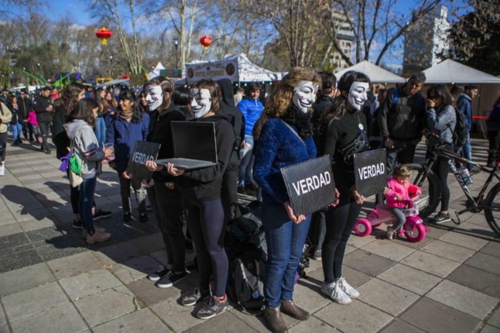 Activistas veganos protestaron en un paseo público platense con máscaras y tecnología