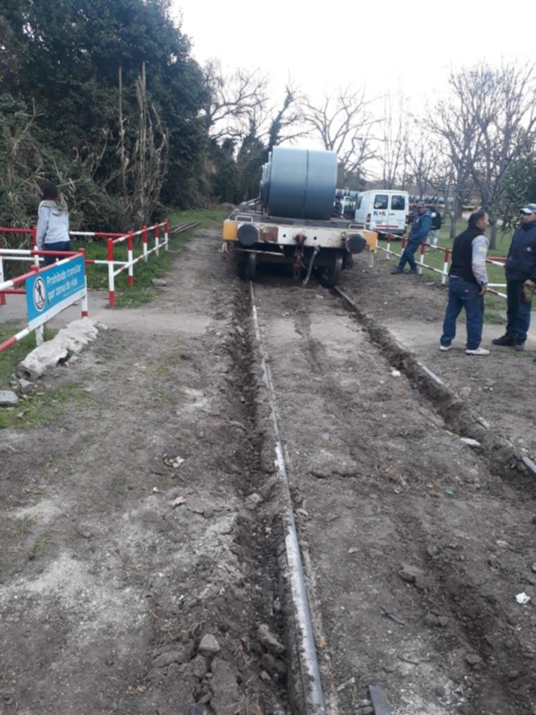 Otra vez descarriló un tren de carga en Tolosa: el tercer caso en un mes