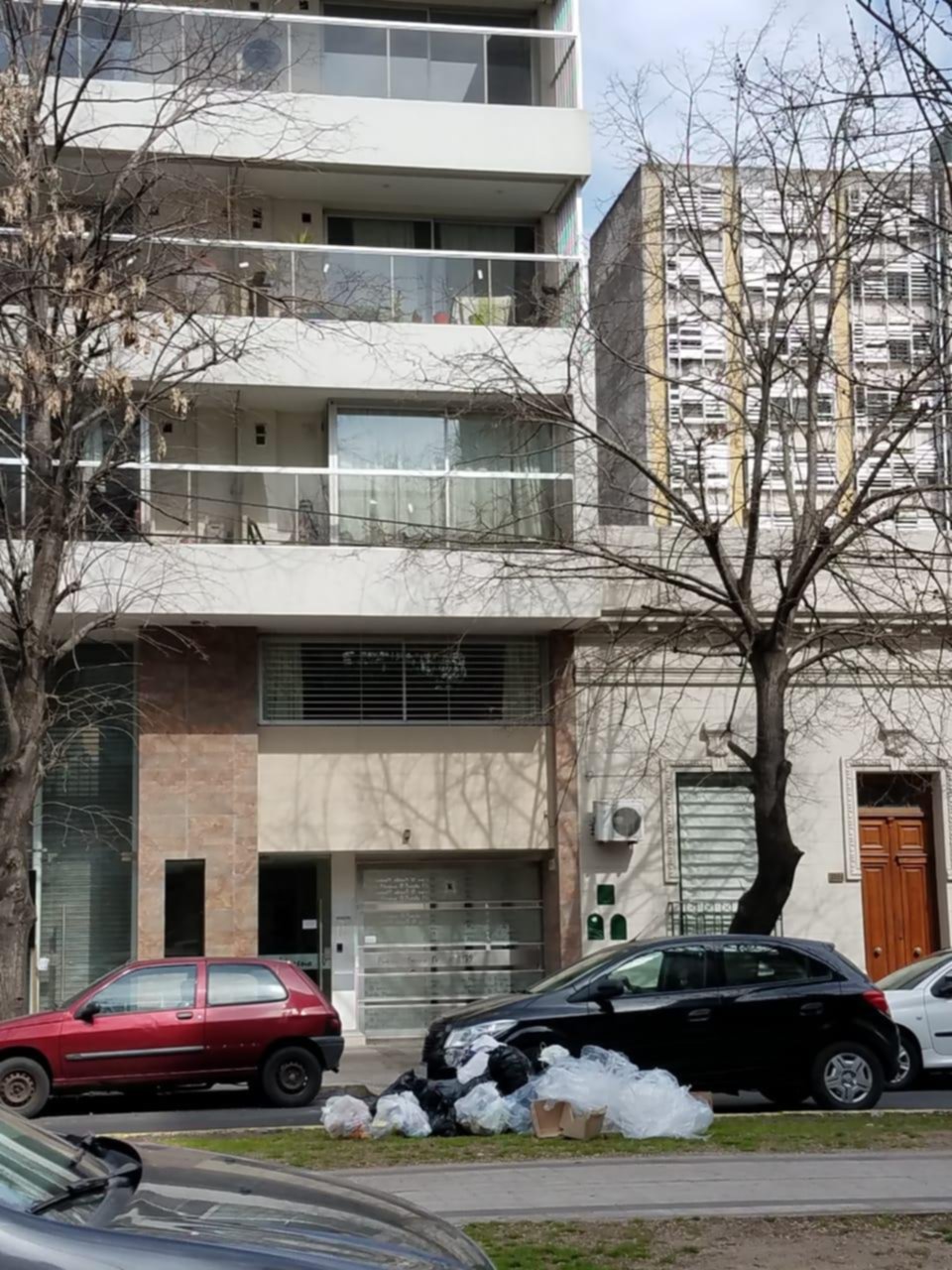 Basurero a cielo abierto a metros de Plaza Moreno