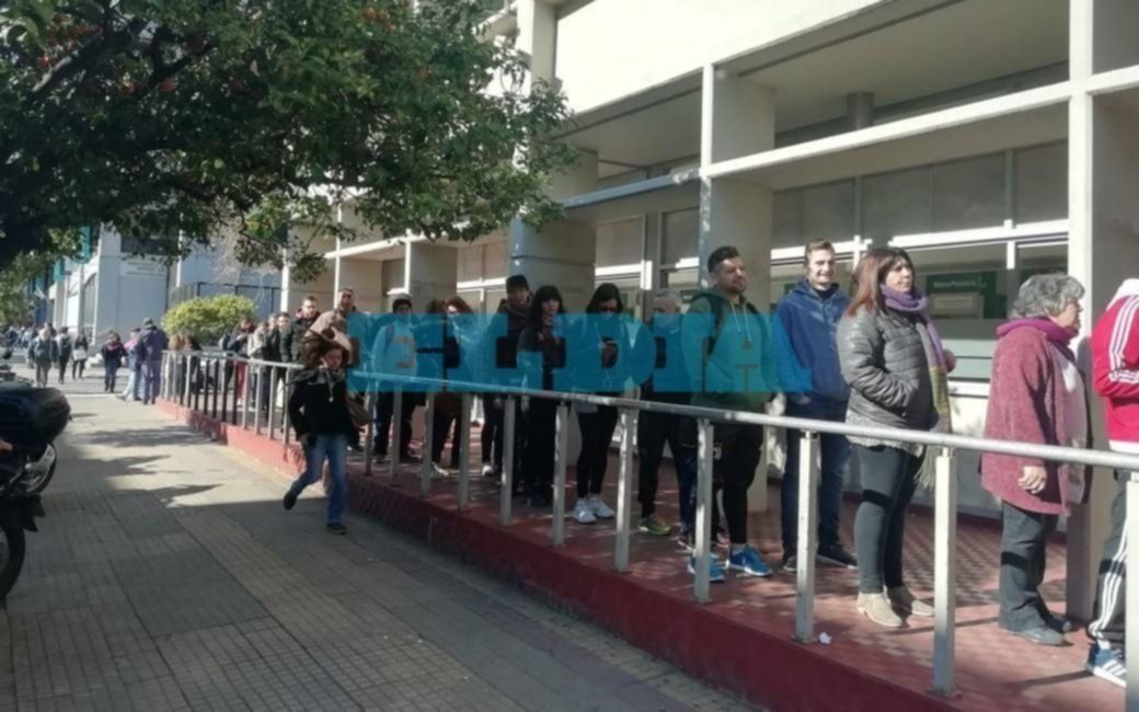 Incertidumbre, largas colas y una tensión que aflojó al final del día