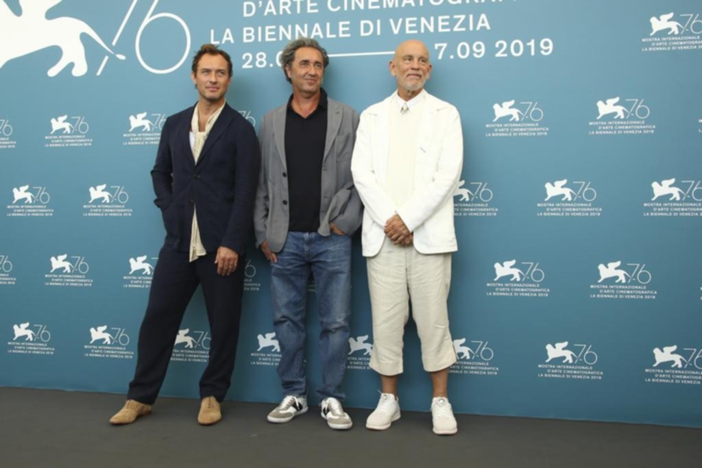 Sorrentino se divierte: su Papa en calzoncillos recibió aplausos en Venecia