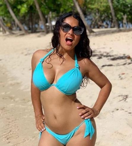Una bomba: Salma Hayek lució una espectacular bikini para celebrar sus 53