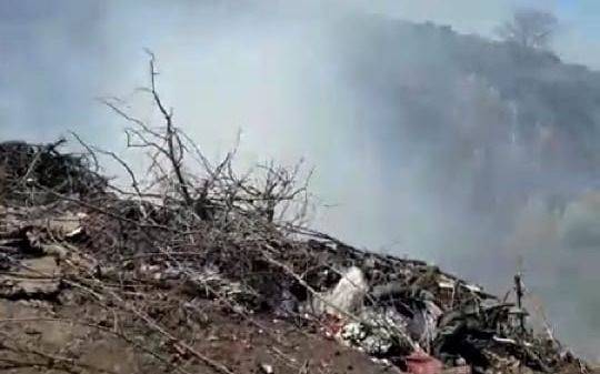 Alertan por la quema de basura en una cantera en Romero