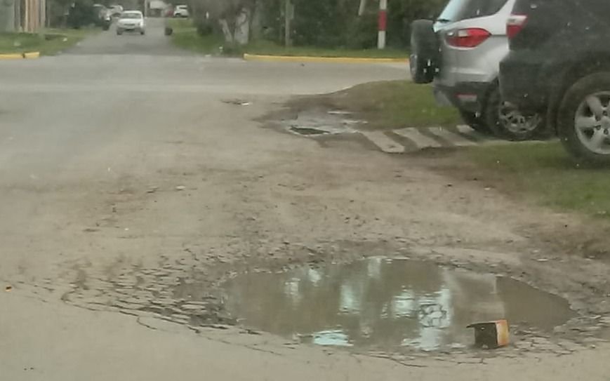 Villa Castells: para esquivar un "cráter" los autos se suben a la vereda