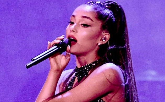 Ariana Grande demandó a una marca de ropa por usar fotos de una modelo parecida a ella
