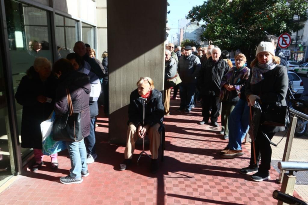 Ahorristas inquietos por los depósitos y en el Provincia retiraron pocos dólares