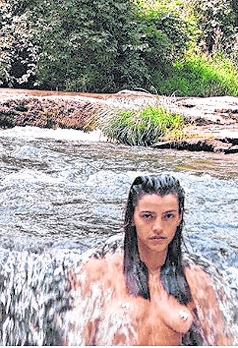 A lo Woodstock, Calu Rivero se desnudó en el río