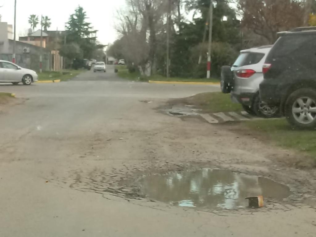 Es casi imposible circular por la calle 504 entre 6 y 7