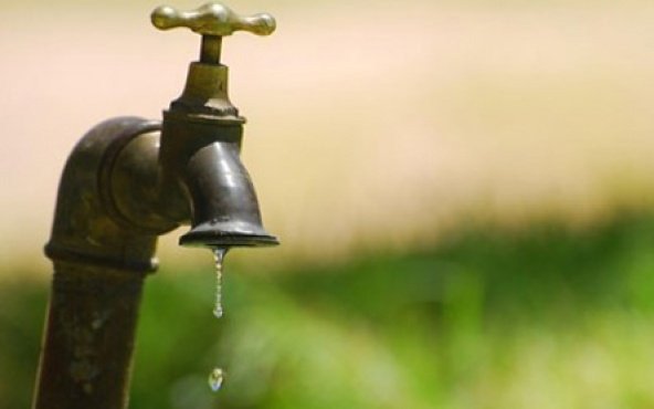 La Defensoría platense pedirá a ABSA que explique los motivos de varios cortes de agua