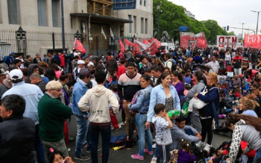 Organizaciones sociales acamparán hasta mañana frente a la sede de Desarrollo Social