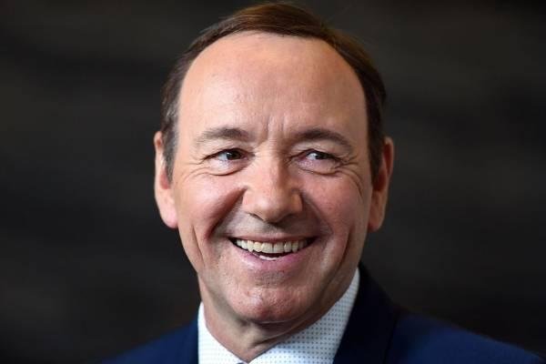 Kevin Spacey disfruta de su libertad paseando y cantando por Sevilla