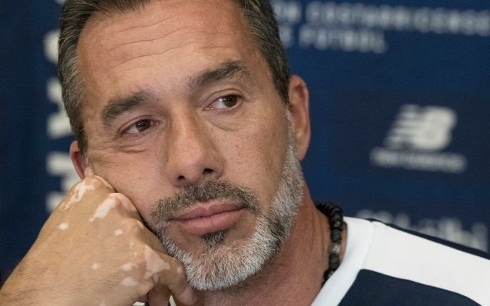 El DT ex Estudiantes que renunció a una Selección porque "se aburría"