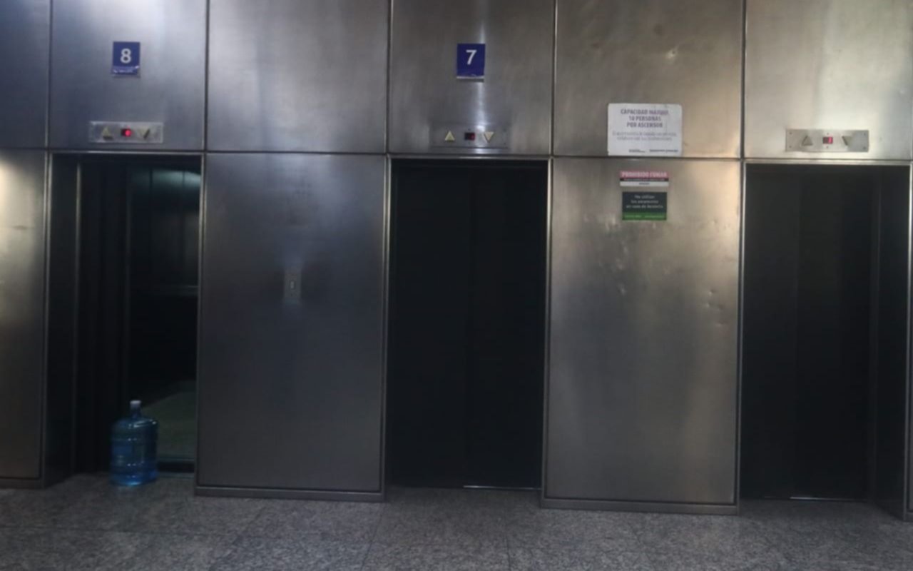 Comenzó la modernización de los ascensores de las torres de calle 12 