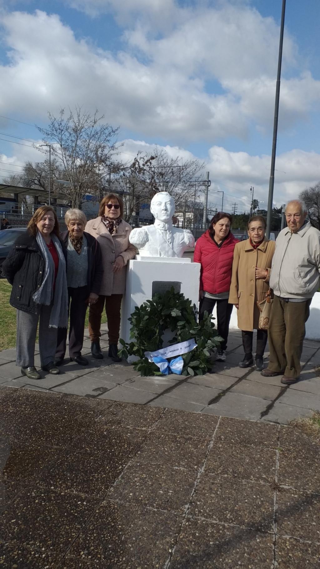 Homenaje de los rotarios a San Martín y arribo de alumnos de intercambio