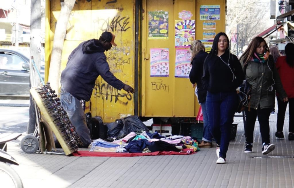 La batalla contra la venta ilegal duró un suspiro y los puestos vuelven con todo