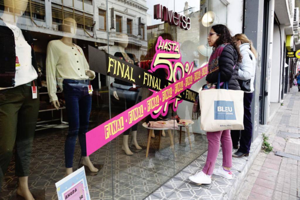 En las vidrieras del comercio local el invierno “se regala” y la primavera arrancó por las nubes