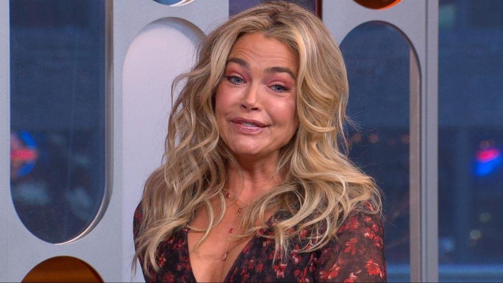 Denise Richards demanda a Charlie Sheen: le pide medio millón de dólares