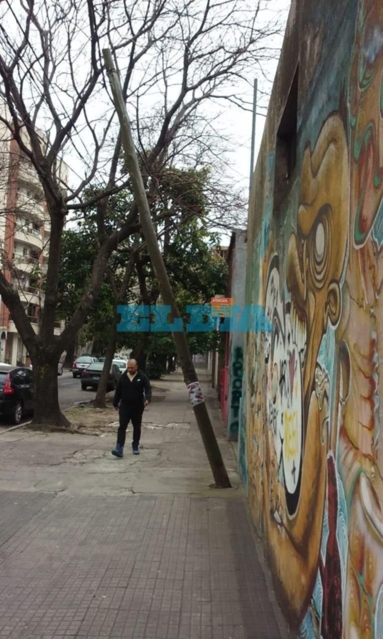 Advierten por un poste inclinado en 15, 43 y 44