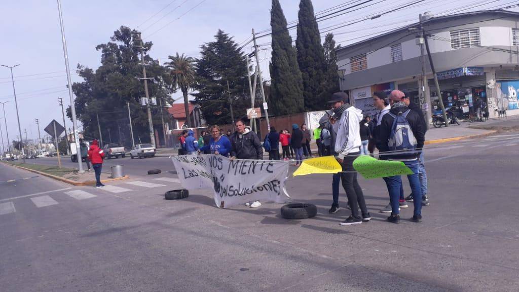 Calles, luminarias y cantera: movilizados por una batería de reclamos en Romero