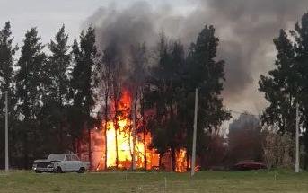 El incendio de una cabaña dejó a una familia en la calle, en Hernández