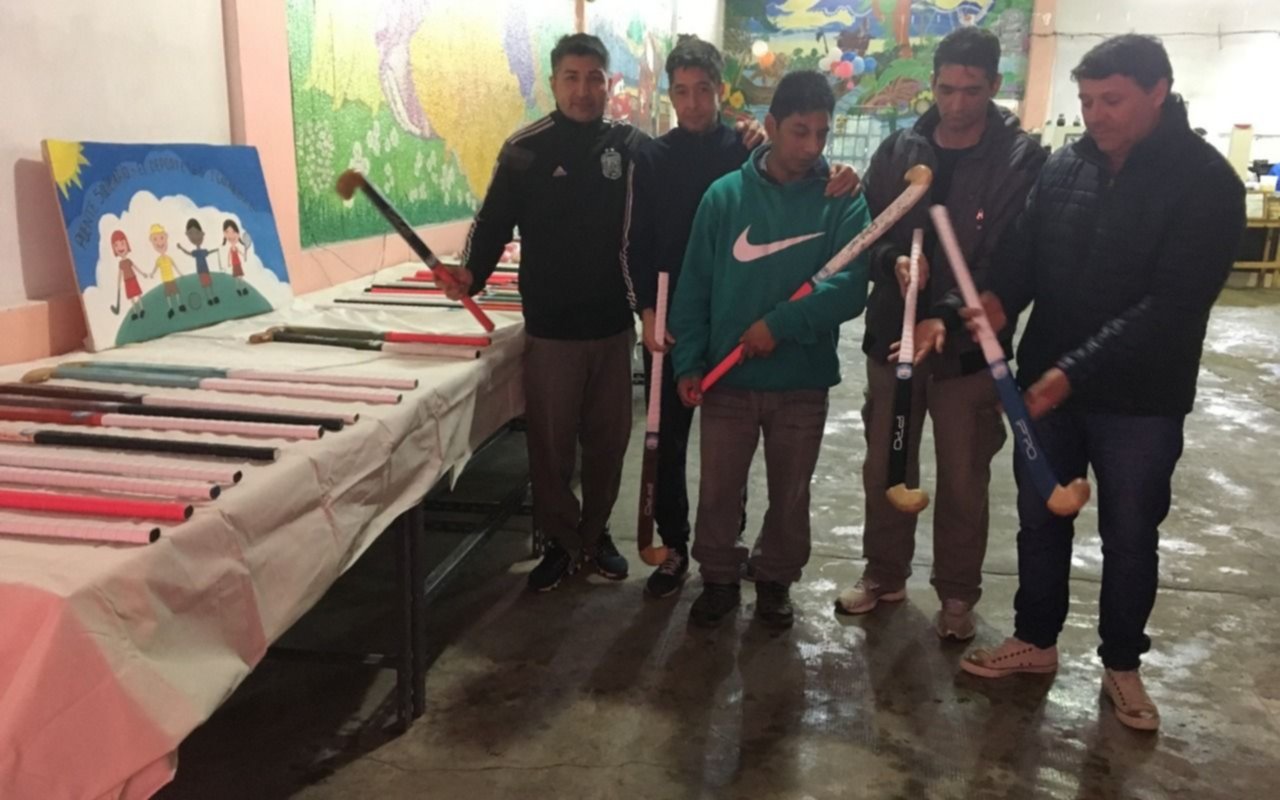 Internos de una cárcel de La Plata elaboraron palos de hockey para dos clubes