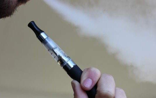 Instan a la Anmat a ser "enérgica" en la prohibición de venta de cigarrillos electrónicos
