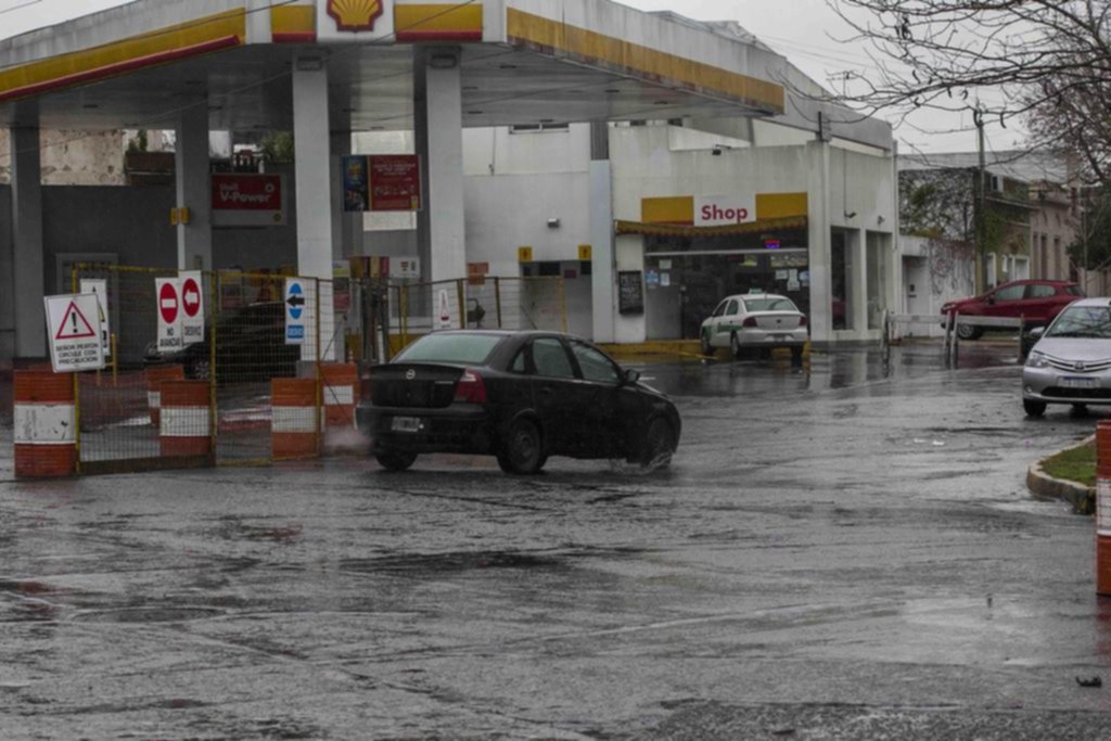 Peligro y caos vial en el barrio Hipódromo porque circulan en contramano en 36 y 115