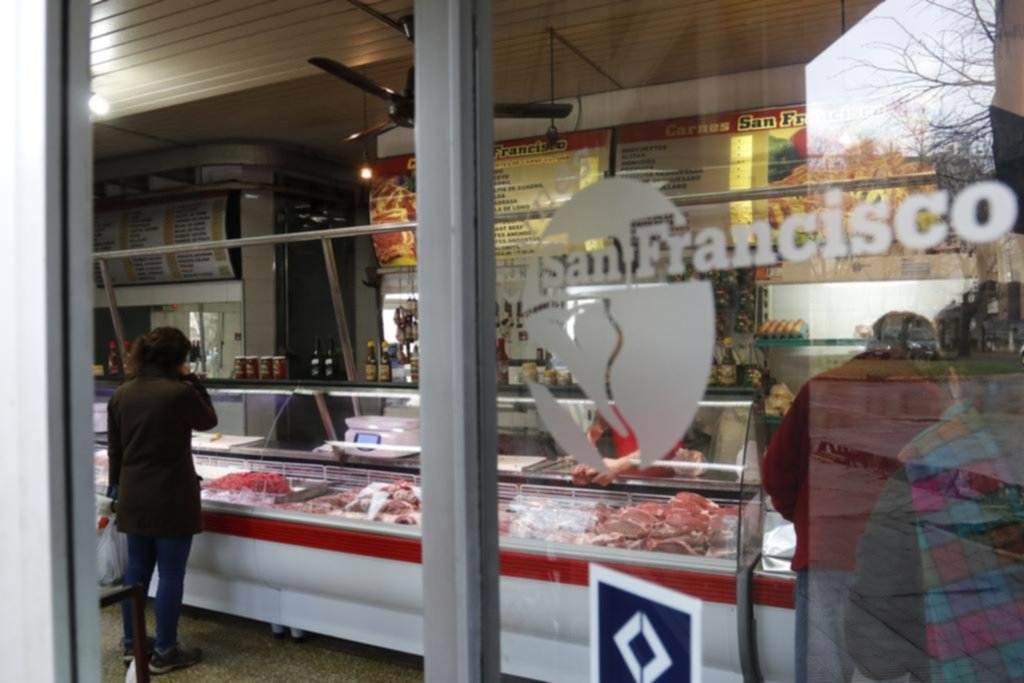 Dicen que el tirador entró a la carnicería con sigilo y dejó pasar a varios clientes