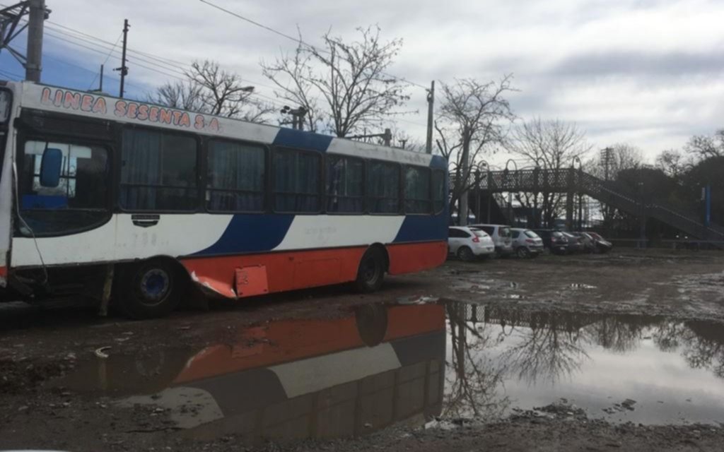 Cada vez que llueve, el acceso a la estación Tolosa es un chiquero