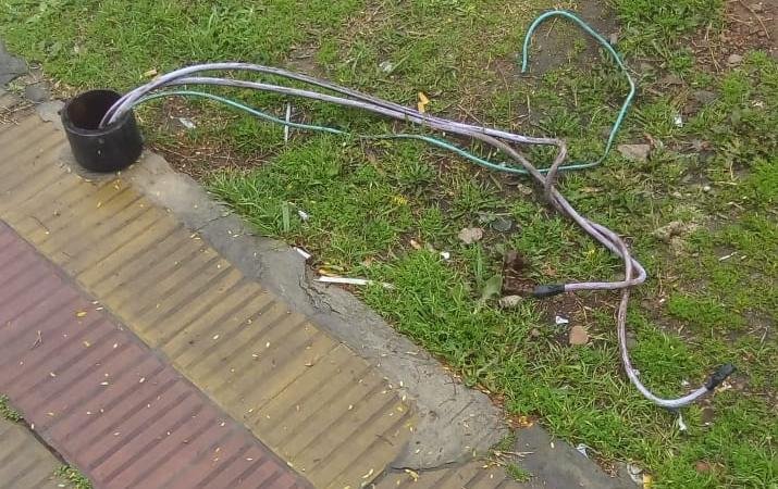Solicitan el arreglo de cables sueltos en la vía pública
