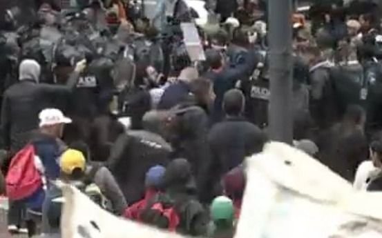 Tensión en el acampe en la 9 de Julio: corridas e incidentes entre manifestantes y la policía