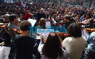 Otra función de protesta de los trabajadores del Teatro Argentino ante una multitud