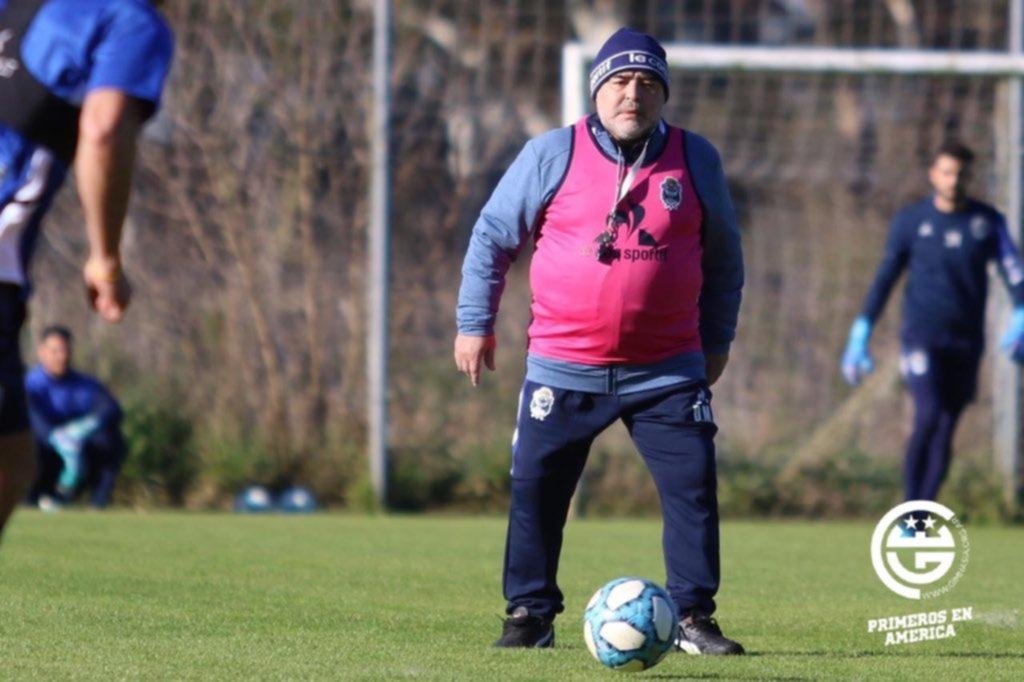 Maradona haría tres variantes para recibir a Racing y cambiará el esquema táctico