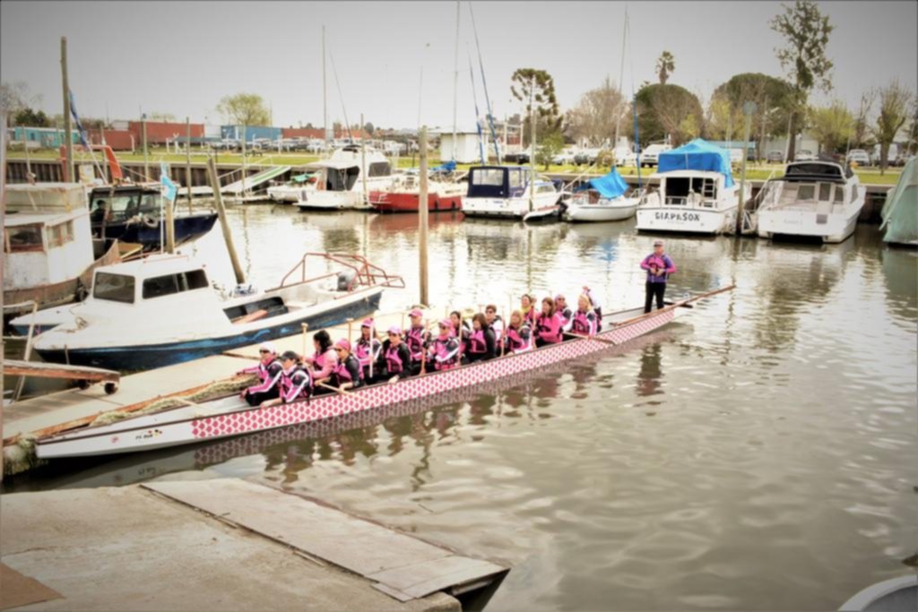 Dragones Rosas logró el sueño de tener un bote propio para “remarla” contra el cáncer