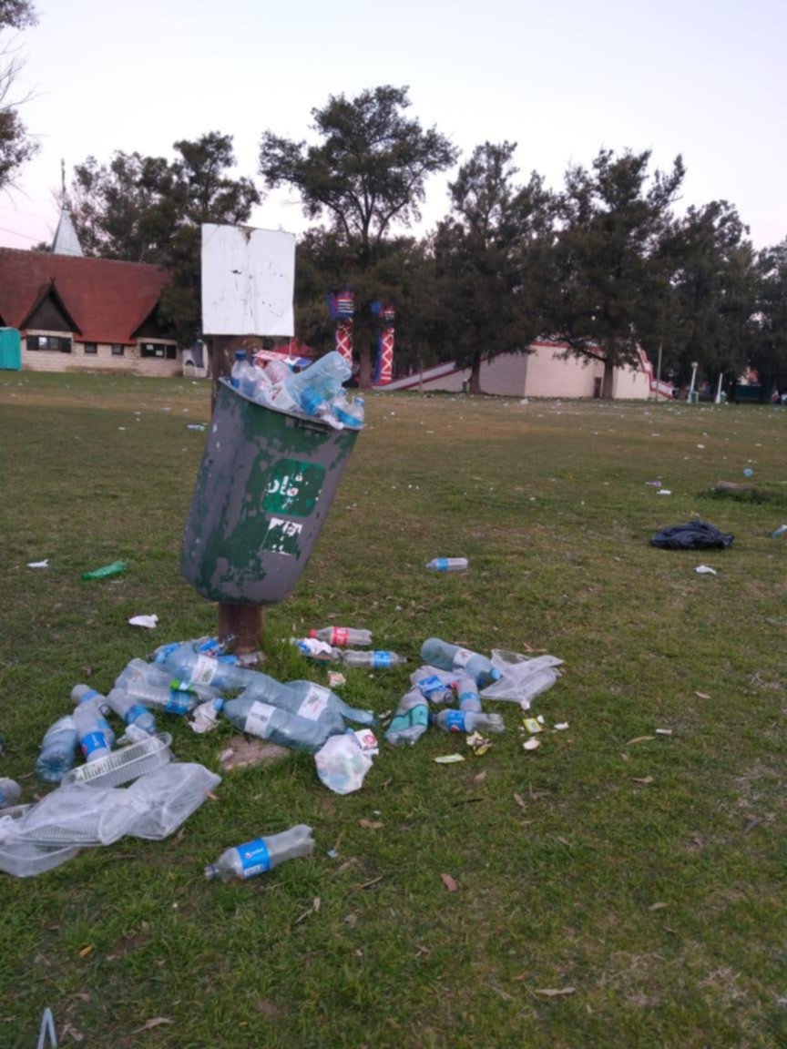 La “Repu”, tapada de basura tras un festival juvenil