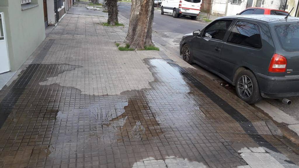 Reclamo por pérdida de agua en Villa Elvira