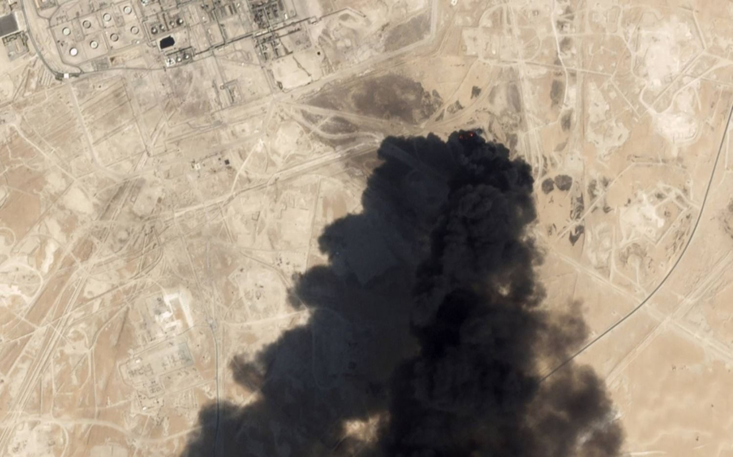 Ataques a oleoductos sauditas con drones disparan el precio del petróleo, que tocó los U$S 71 el barril