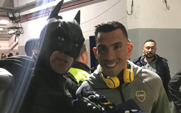 El Batman Solidario estuvo en la Bombonera